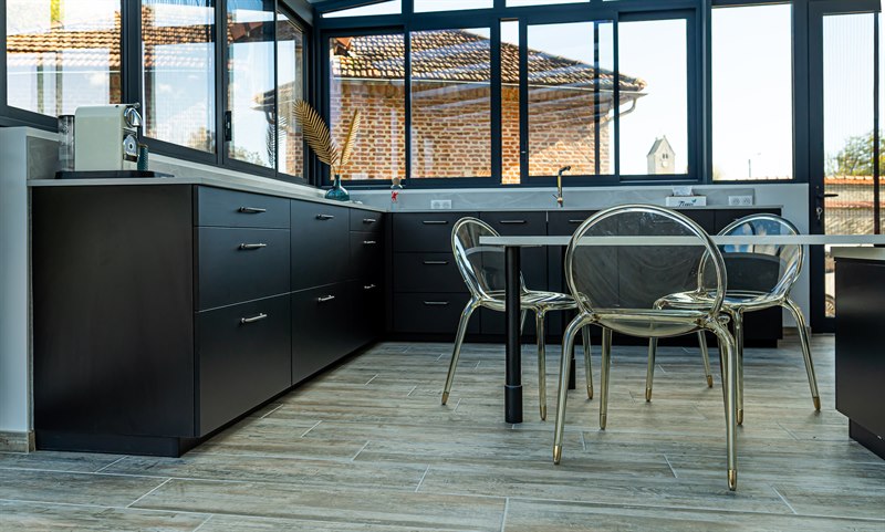 Cuisine ouverte de style moderne noir et gris | Raison Home